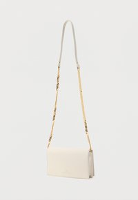 Λευκή δερμάτινη τσάντα χιαστί με χρυσή αλυσίδα. Ο σχεδιασμός είναι ορθογώνιος με υφασμάτινη υφή και διακριτικό λογότυπο στο μπροστινό μέρος.