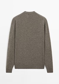 Bruine gebreide trui met een ronde hals, lange mouwen en een eenvoudig ontwerp. De stof lijkt zacht met een gladde textuur.