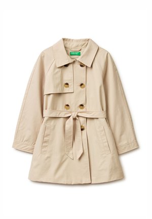 Gabardina beige de doble botonadura con cierres de botones, bolsillos laterales, cuello ancho y cinturón atado a la cintura, extendida sobre un fondo blanco.