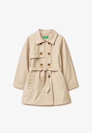 Beiger, doppelseitiger Trenchcoat mit Knopfverschluss, Seitentaschen, weitem Kragen und einem gebundenen Taillengürtel, flach auf weißem Hintergrund ausgelegt.