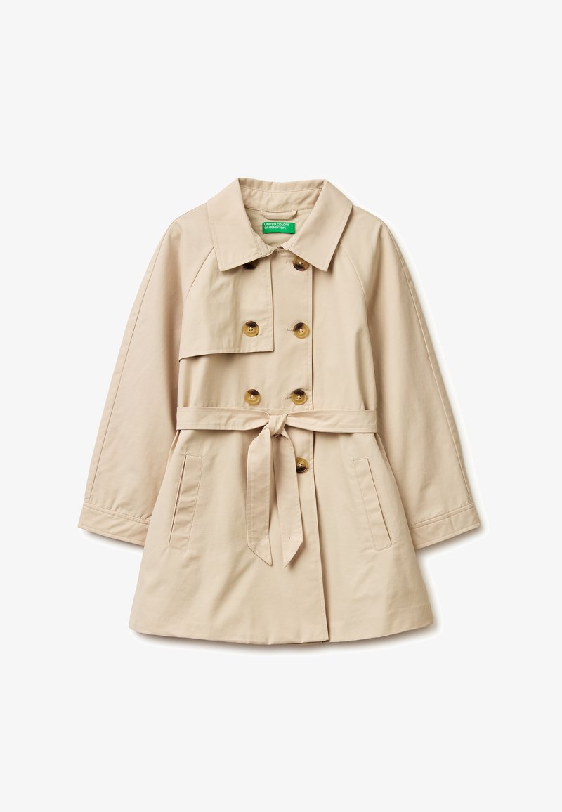 Gabardina beige de doble botonadura con cierres de botones, bolsillos laterales, cuello ancho y cinturón atado a la cintura, extendida sobre un fondo blanco.