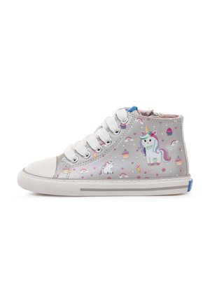 Grijze hoge kindersneaker met witte veters en kleurrijke eenhoorn-, cupcake-, regenboog- en sterpatronen aan de zijkant.