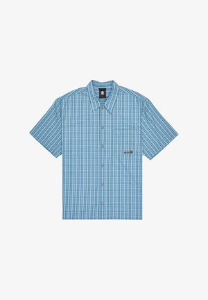 Kurzärmeliges, blau kariertes Hemd mit Kragen, Brusttasche und "Element"-Logopatch auf der vorderen rechten Seite.