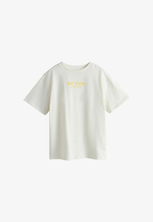 Weißes T-Shirt mit kurzen Ärmeln und Rundhalsausschnitt sowie gelbem Text "THE SONG OF THE SEA" mittig auf der Brust.