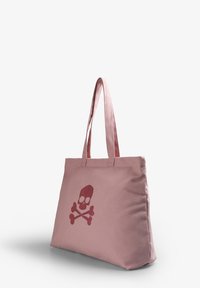 Borsa in tela rosa con un design di teschio e ossa incrociate di colore rosso scuro. Forma rettangolare con due manici per la spalla.