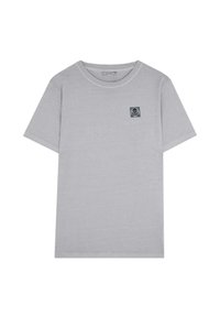 Lichtgrijze T-shirt met korte mouwen, een ronde hals en een kleine donkere stip met een doodskop en gekruiste benen op de linkerborst.