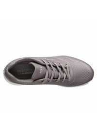 Scarpa da atletica grigia con design perforato, materiale sintetico, chiusura con lacci e suola bianca. Caratterizzata da una soletta in memory foam.