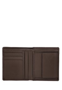Hnědá kožená peněženka s několika sloty na karty, kapsou na drobné, texturovaným povrchem a kontrastním šitím.