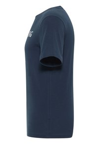 Námorně modré bavlněné tričko s krátkými rukávy, kulatým výstřihem a bílým textem na přední straně. Tkanina vypadá hladce s rovnými liniemi.