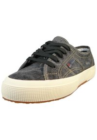 Czarne sneakersy z denimu z białą gumową podeszwą, z czarnymi sznurówkami i żółtymi akcentami w szwach. Gumowa teksturowana podeszwa zapewniająca przyczepność.