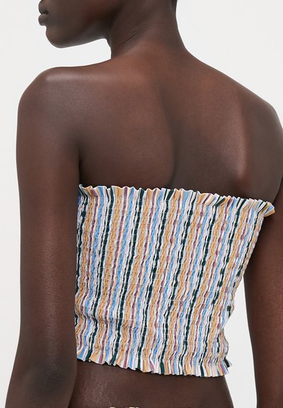Uten stropp, multicolor topp med vertikale striper i pastellfarger og mørkegrønn. Har en volangkant og strukturert, rynket stoff.