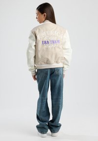 America Today Välikausitakki - off-white