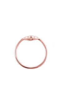 Rosen-guld ring med en glat, rundet skæft og en subtil design detalje øverst. Finishen er poleret og reflekterende.