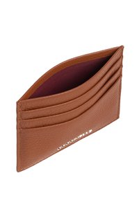 Portafoglio in pelle marrone con superficie testurizzata, dotato di quattro scomparti per carte e un profondo interno bordeaux. Design minimalista con dettagli di cucitura.