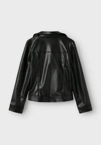 Giacca nera in similpelle con maniche lunghe, colletto classico e dettagli con cuciture a vista, vista da dietro su uno sfondo chiaro.