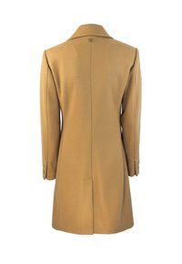 Cappotto in lana cammello con un design strutturato, colletto a scollo, maniche lunghe, spacco posteriore e polsini a due bottoni. Texture liscia con una finitura formale.