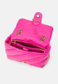 Bolso de mano de cuero de color rosa brillante con un diseño acolchado texturizado. El interior cuenta con un bolsillo con cremallera y detalles en dorado.