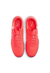 Nike Tiempo jalgpallikingad erksas korallis, millel on tekstureeritud ülemine osa, valge logo ja traditsiooniline lipsudega disain musta välispohjaga.