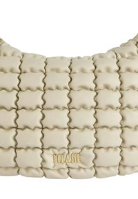 Borsa a tracolla in pelle beige trapuntata con una morbida texture, caratterizzata da un dettaglio del logo dorato e una silhouette arrotondata.