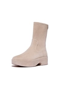 Beige suède enkellaars met een ronde neus, een dikke platformzool en een gladde afwerking. Beschikt over een naadloos ontwerp en minimale hardware.