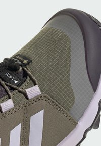 adidas Performance UNISEX oliwkowy