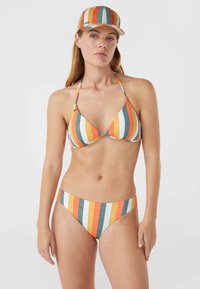 Bikini de rayas en naranja, verde y blanco; parte superior triangular con tirantes finos; parte inferior de bikini a juego con cintura baja. Gorra de rayas a juego.