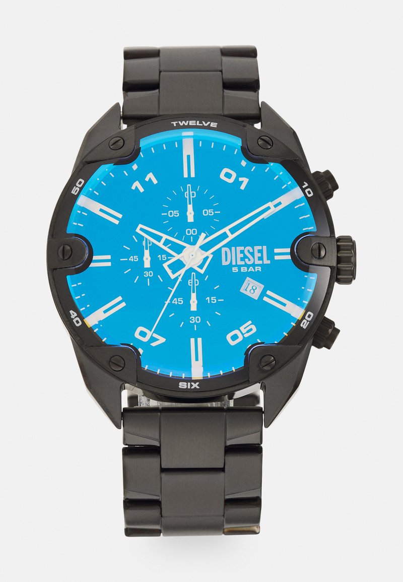 Schwarz Edelstahl Uhr mit blauem Zifferblatt. Merkmale sind weiße Stundenmarkierungen, drei Subzifferblätter und eine Datumsanzeige bei 6 Uhr.