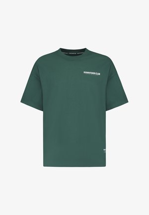 Grünes Baumwoll-T-Shirt mit kurzen Ärmeln, Rundhalsausschnitt und "DOWNTOWN CLUB" in Weiß auf der linken Brust gedruckt. Lässiges Design, normale Passform.
