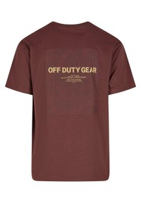 Vínová bavlněná trička s velkým čtvercovým grafickým motivem na zádech s textem "OFF DUTY GEAR" v tučné žluté barvě. Krátké rukávy a kulatý výstřih.