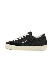 Sneaker nere con punti perforati bianchi, accenti in suede nero a contrasto, lacci bianchi e suola in gomma crema. Logo sul tallone.