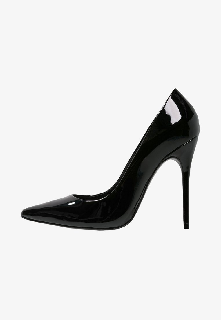 Escarpin à talon haut en cuir verni noir, avec bout pointu et talon aiguille, présenté de profil sur un fond blanc.