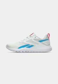 Sneaker sportivo bianco con dettagli blu, lacci bianchi, una suola spessa bianca e una linguetta rossa sul tallone su uno sfondo semplice.