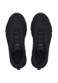 Baskets de sport noires en maille et en matériau synthétique, avec un dessus texturé, une pointe ronde et des lacets plats. Détails de marque noirs simples.