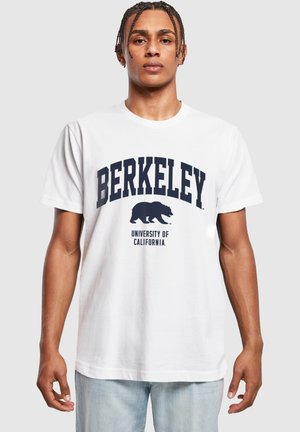 Hvid bomulds t-shirt med "BERKELEY" og et bjørne grafik i marineblå. Korte ærmer, rund hals, afslappet pasform.