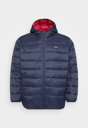 Marinblå vadderad pufferjacka med röd fodrad huva, frontdragkedja och sidodragkedjefickor, med en liten logotyp på bröstet.