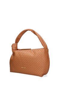 Borsa a tracolla in pelle marrone trapuntata con manico intrecciato e chiusura a zip. Texture liscia con una leggera lucentezza e dettaglio logo impresso.