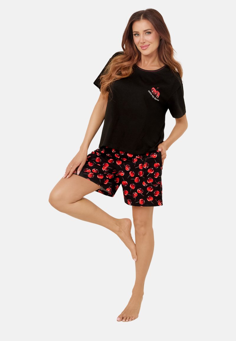 Czarny t-shirt z krótkim rękawem z graficznym wzorem czerwonej wiśni; w połączeniu z czarnymi szortami z printem czerwonej wiśni; casualowy materiał, luźny krój, do kolan.