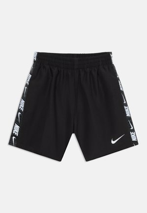 Czarne sportowe spodenki Nike z elastycznym pasem, białym logo Nike na lewej nodze oraz czarnymi bocznymi panelami z powtarzającym się białym napisem Nike i symbolem swoosh.