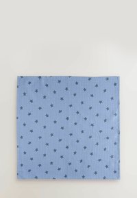 Blauter Stoff mit einem sich wiederholenden Muster aus kleinen dunkelblauen Sternen. Texturierte Oberfläche mit einem subtilen Rautendesign. Die Ränder sind sauber verarbeitet.