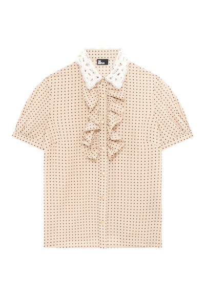 Korte mouwen beige blouse met kastanjebruine stippen, gerimpeld voorpand en een witte kanten kraag. Voorzien van knoopsluiting.