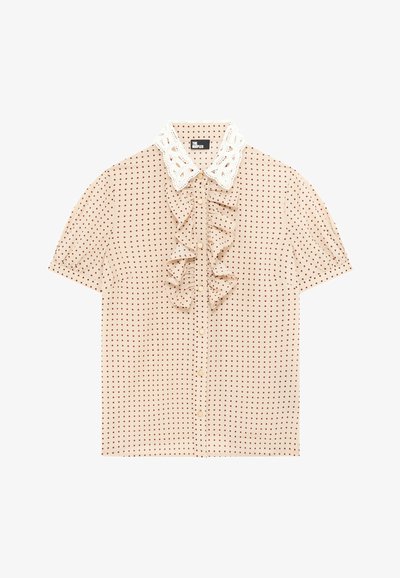 Blusa beige a maniche corte con pois bordeaux, dettaglio arricciato davanti e colletto in pizzo bianco. Presenta una chiusura con bottoni.