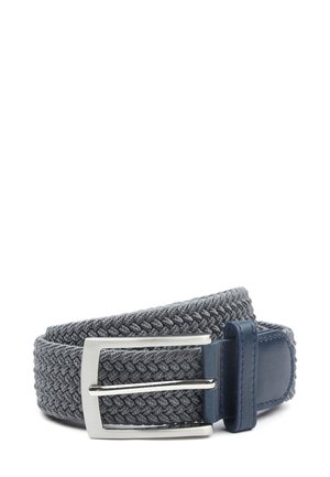 Geweven grijze stoffen riem met een zilverkleurige metalen gesp en een marineblauwe leren accent. Heeft een getextureerd oppervlak en een klassiek rechthoekig gespontwerp.