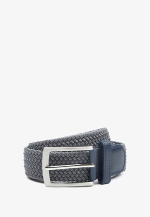 Geweven grijze stoffen riem met een zilverkleurige metalen gesp en een marineblauwe leren accent. Heeft een getextureerd oppervlak en een klassiek rechthoekig gespontwerp.