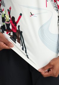 Langarmshirt aus weißem Stoff mit bunten Skizzen zum Thema Ski, darunter Bäume, Skifahrer und Schneemuster. Glatte Textur.