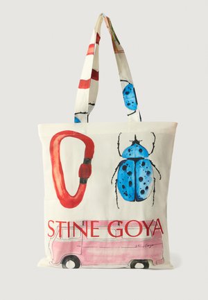 Torba płócienna z grafiką w czerwonym i niebieskim kolorze, z karabinkiem oraz motywem niebieskiego chrząszcza. Posiada czerwony napis "STINE GOYA" oraz wytrzymałe paski.