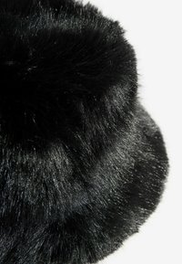 Must rektor Black faux fur müts, ümmargune kuju, pehme tekstuur, läikivad kiud, sisaldab paksu plush kangast ning plush pom-pom aksenti peal.