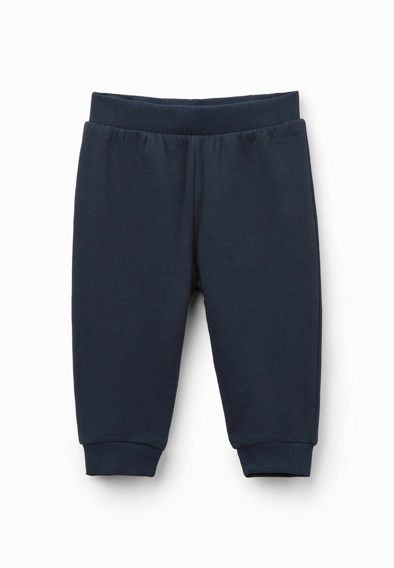 Námořnické modré tepláky s ribbovaným elastickým pasem a manžetami na kotnících; měkká bavlněná látka s hladkou texturou a jednoduchým designem.