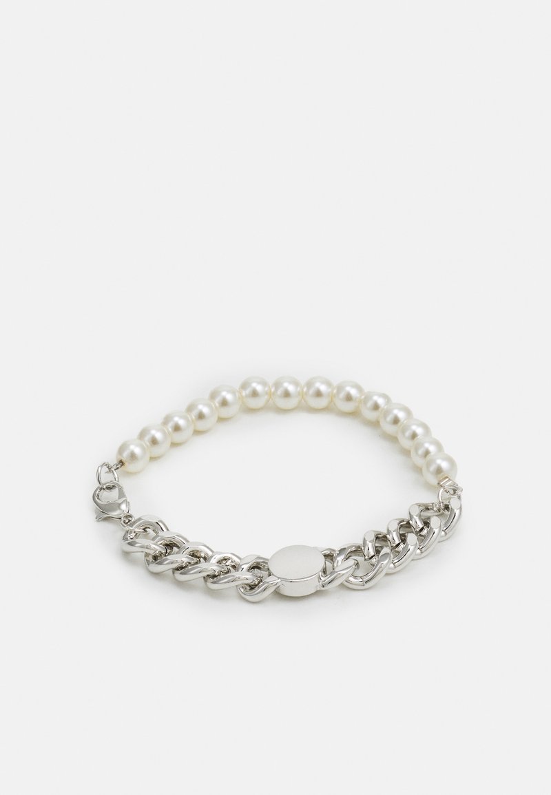 Bracciale a catena con un mix di link argentati lucidi e perle bianche tonde. Chiusura a uncino a un'estremità per una vestibilità sicura.