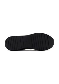 Suola di scarpa in gomma nera con texture rigata, caratterizzata da scanalature orizzontali e punta arrotondata. Branding minimo visibile al centro.