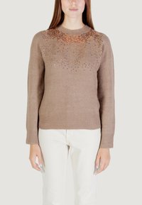 Maglione lavorato a maglia marrone con uno yoke testurizzato con accenti chiari e scuri, collo rotondo e polsini e orlo a coste.